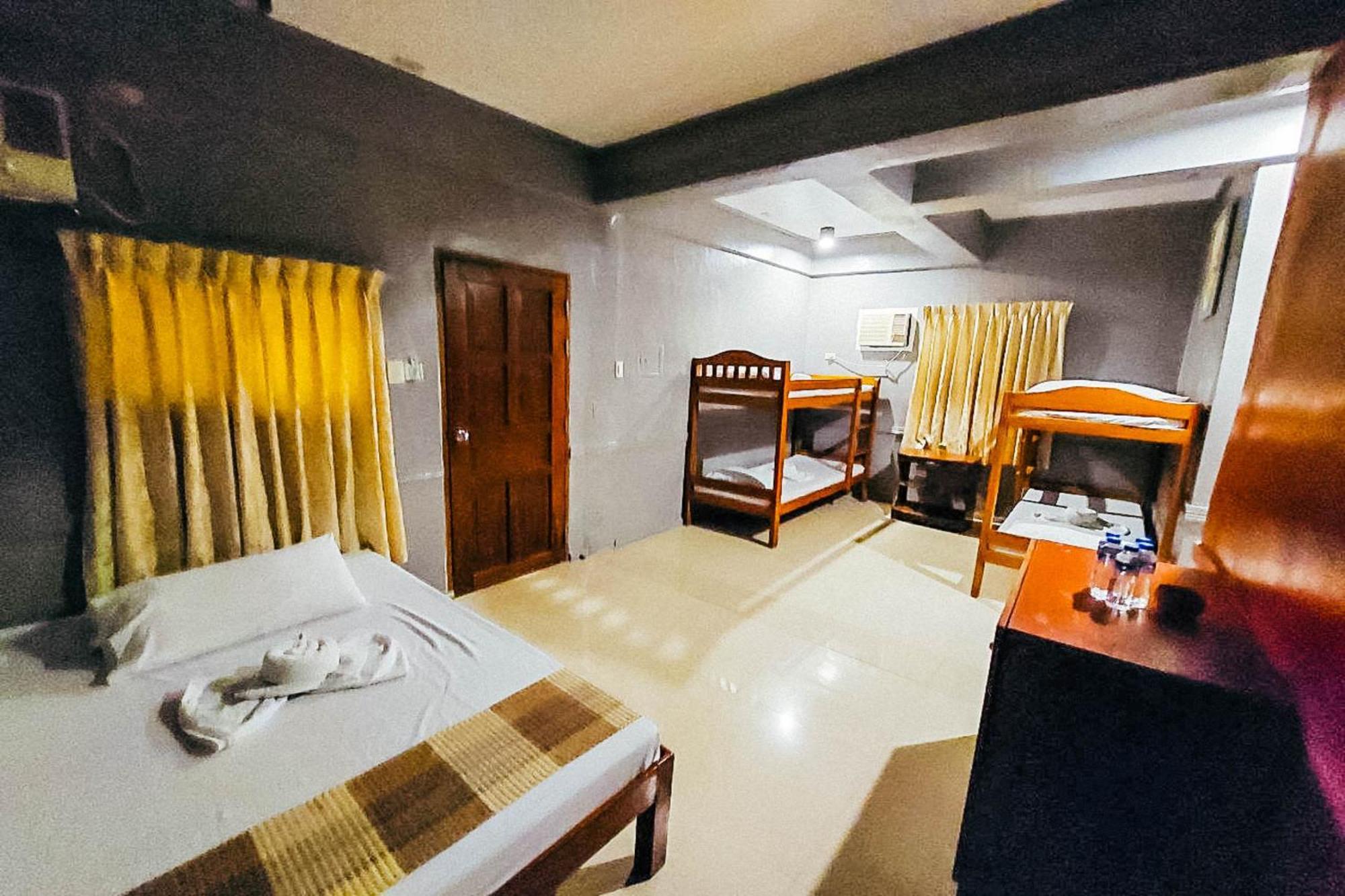 Mbg Travellers Inn Powered By Cocotel Puerto Princesa Szoba fotó